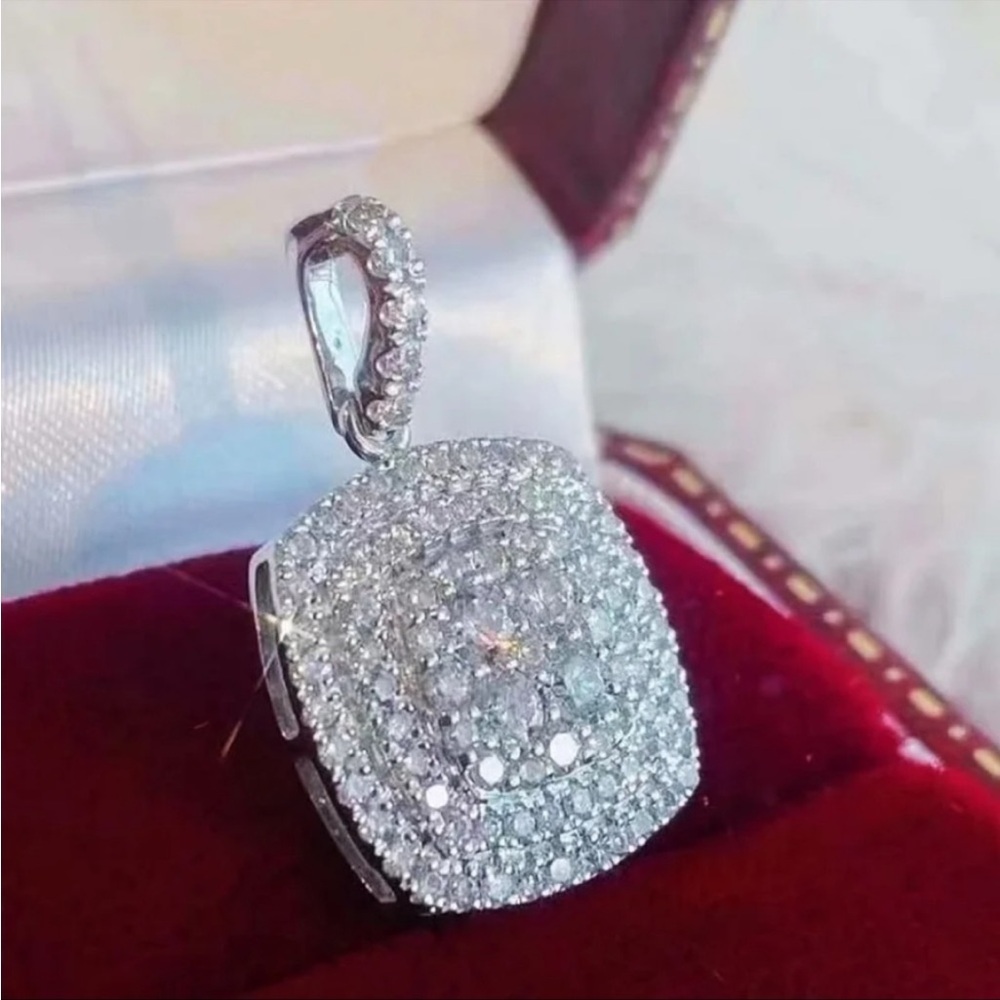 🆕🌹Last One 🌹NWOT Luxury pendant, 🆕🌹🌹